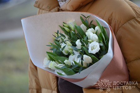 Букет белых тюльпанов с эустомой "Млечный путь"